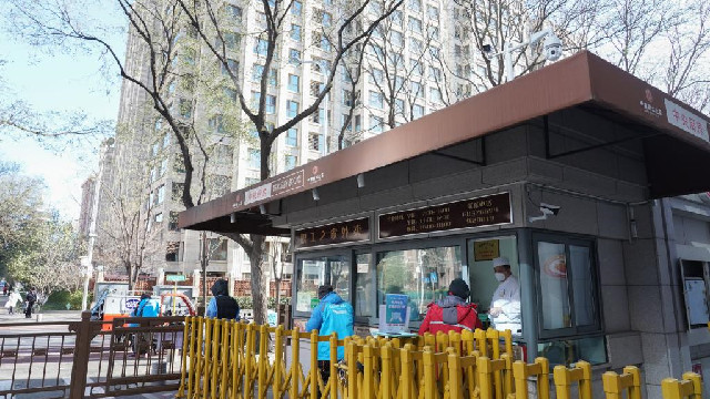 “小哥驿站”送温暖