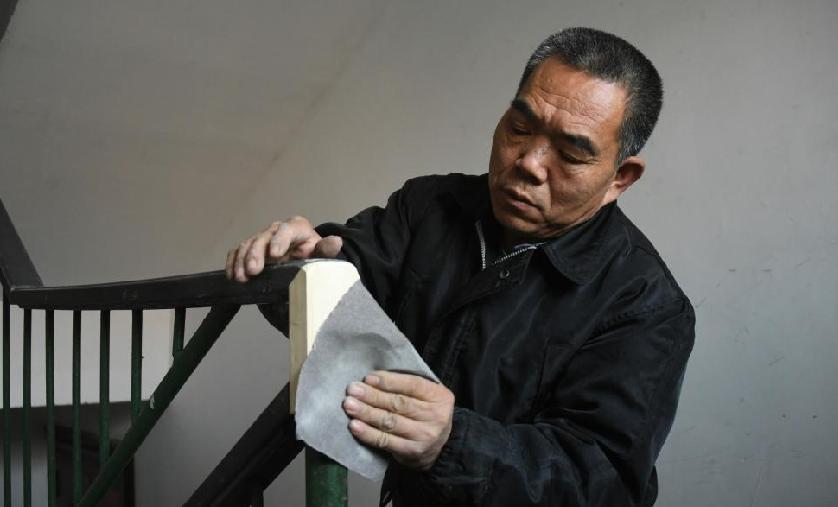义务修扶手 温暖居民心